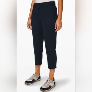 Lululemon On The Fly Crop 23" Pant Size 8 True Navy Mid-Rise Drawstring Waist